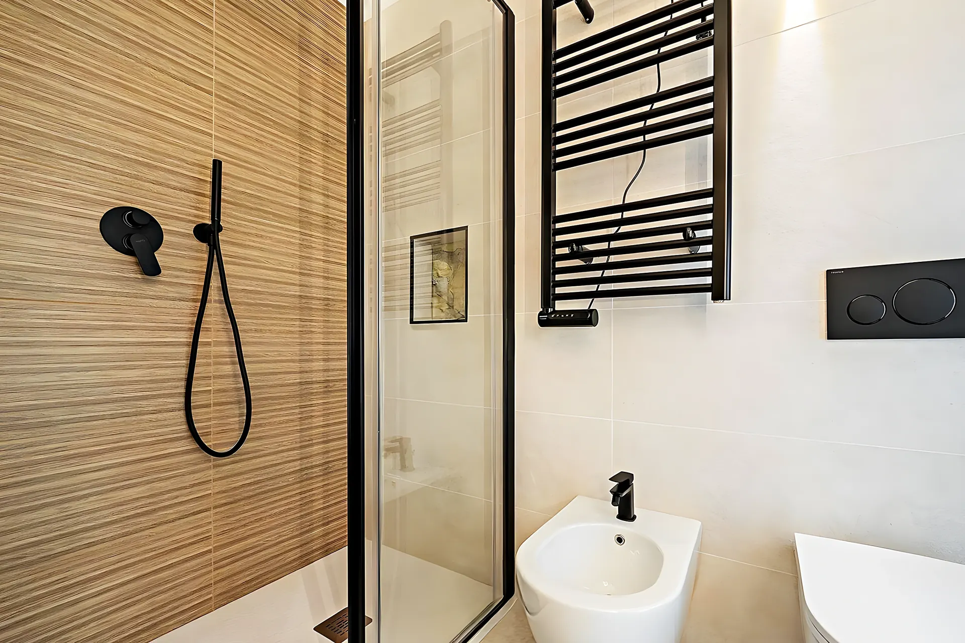 Salle de bain en bois zébré et robinetterie noire — rénovation à Sitges