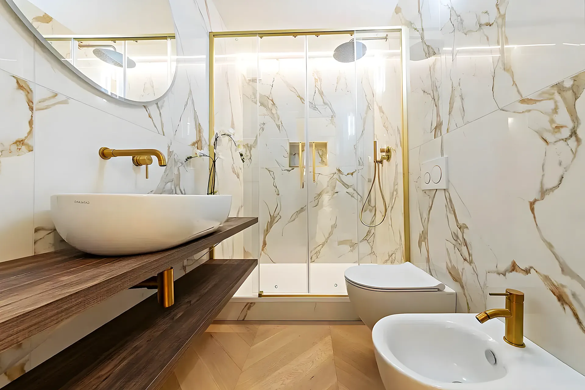 Salle de bain en marbre avec robinetterie dorée — rénovation à Sitges