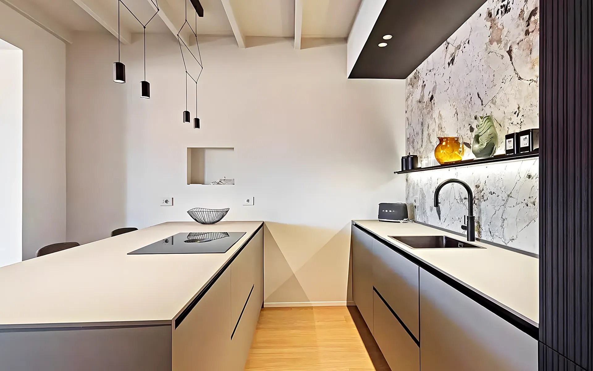 Cuina beix amb paret de pedra natural — reforma integral a Sitges